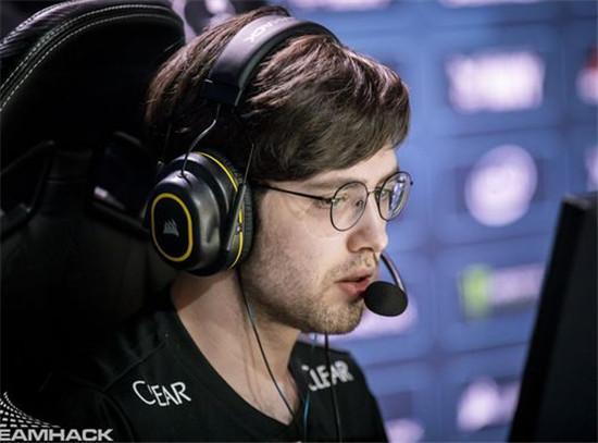 徐哥的野蛮人王喝血秀三杀，Aiming Kaisa骑脸输出。 Dplus KIA 的完美操作拉回一城。