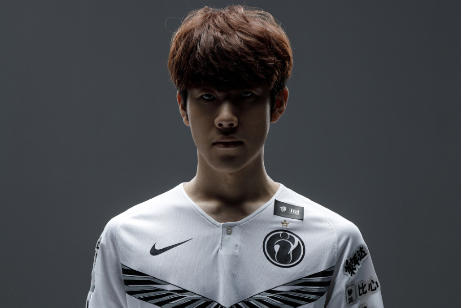 Shaoye 和 Draven 尽了全力。 Ale 和 Gwen 在关键团战中制造了强大的 AOE 完成击杀。