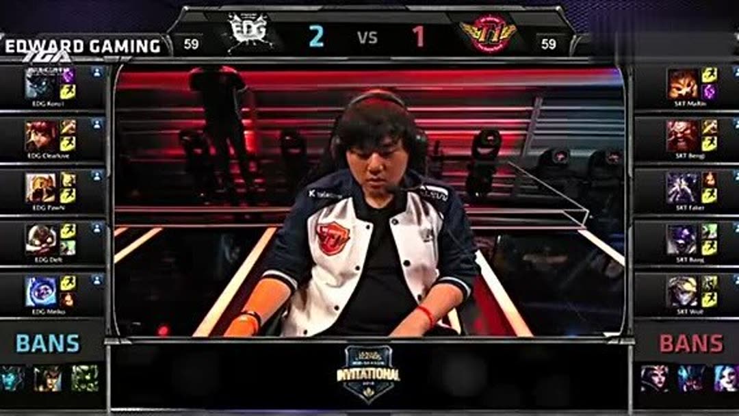 EDG赛训返图：Uzi站在Maokai身后认真听复盘