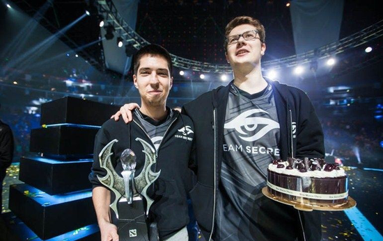 DRX 3-2 T1获得2022英雄联盟全球总决赛冠军，上单Kingen FMVP