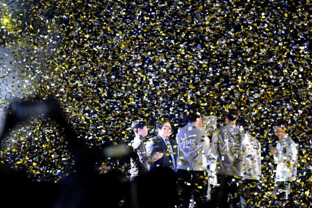 它真的进化了！Kanavi Wei 坚决锁定了她的兄弟，女枪将输出拉到最大，帮助 Top Esports 赢得了第一局