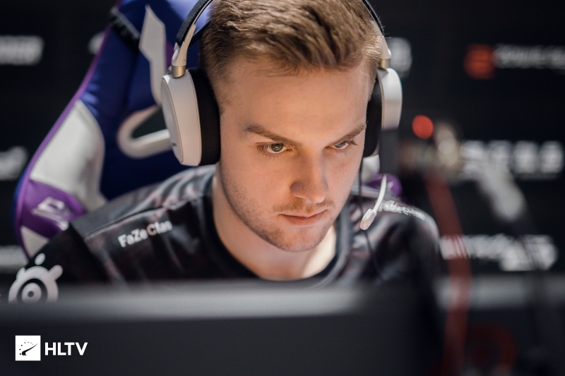 kurO 狐狸精吸引了观众，小伞的飞机造成了巨大的伤害， Leyan 的队伍赢得了胜利